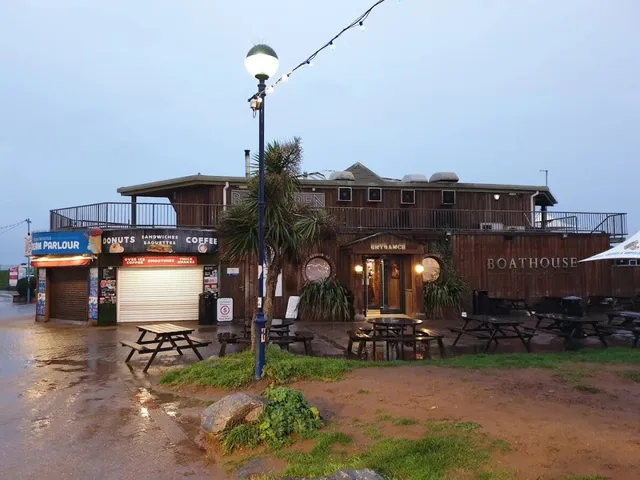 The Boathouse Bar & Grill: Beachfront Bites in Dawlish Warren